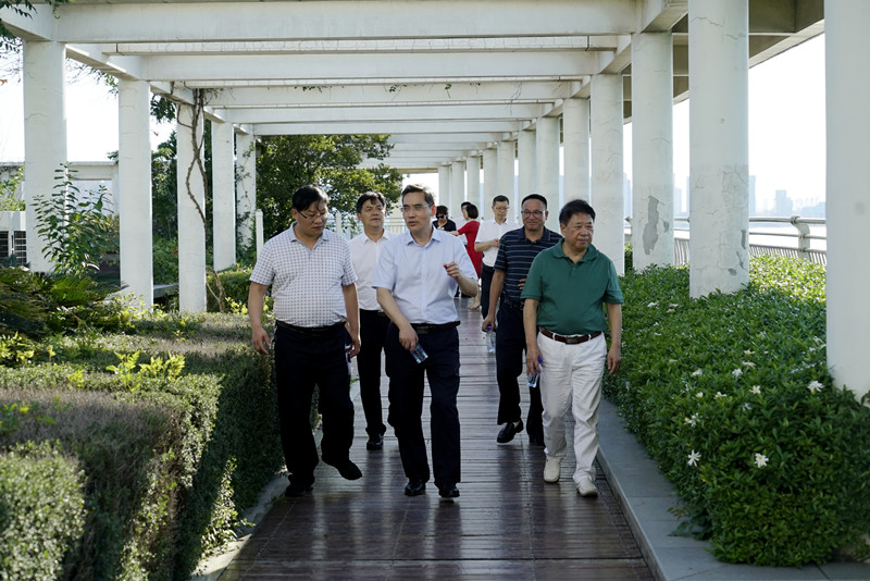 清华大学艾四林和北京大学康沛竹教授 莅临pp电子网站指导(图3)