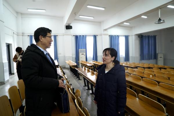 校党委书记率党委班子深入一线课堂把脉思政课(图5)