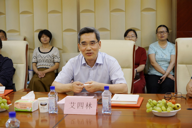 清华大学艾四林和北京大学康沛竹教授 莅临pp电子网站指导(图7)