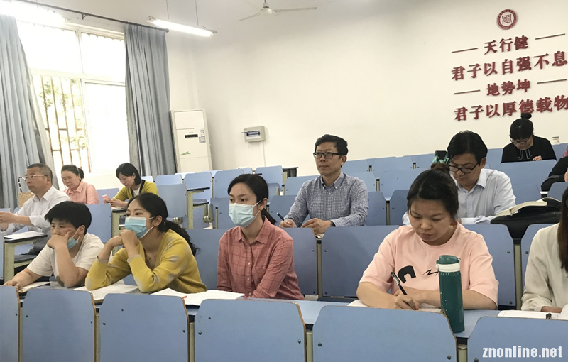 pp电子网站党委书记汪继平深入思政课堂听公开课(图1)