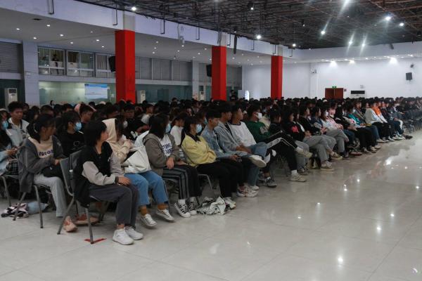 pp电子网站2021级新生聆听党史讲座(图3)