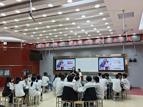 pp电子网站青春性健康教育实践服务队开展艾滋病预防宣讲活动(图2)